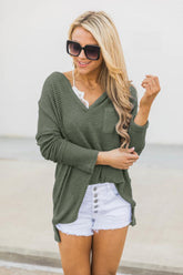 Camiseta corta con bolsillo y cuello en V